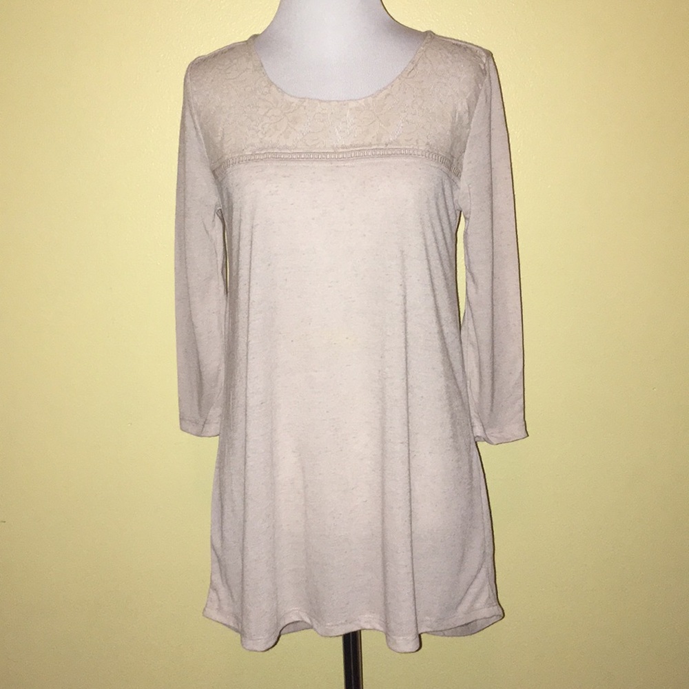 Beautiful shirt withthree-quarter sleeves,andlace